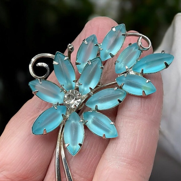 🌺Elegant Silver and Blue Floral Brooch - Picture 2 of 8